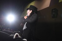 客席を練り歩くロバート秋山。