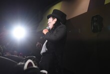 客席を練り歩く秋山竜次。