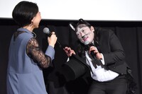 高橋あず美（左）にじゃれつく秋山竜次（右）。