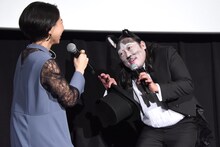 高橋あず美（左）にじゃれつく秋山竜次（右）。