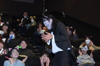 即興ソングを歌いながら客席を歩くロバート秋山。