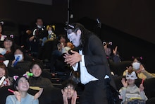 即興ソングを歌いながら客席を歩く秋山竜次。