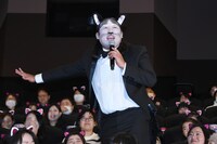 応援上映の盛況ぶりを“本国”に強くアピールするロバート秋山。