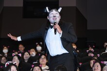 応援上映の盛況ぶりを“本国”に強くアピールする秋山竜次。