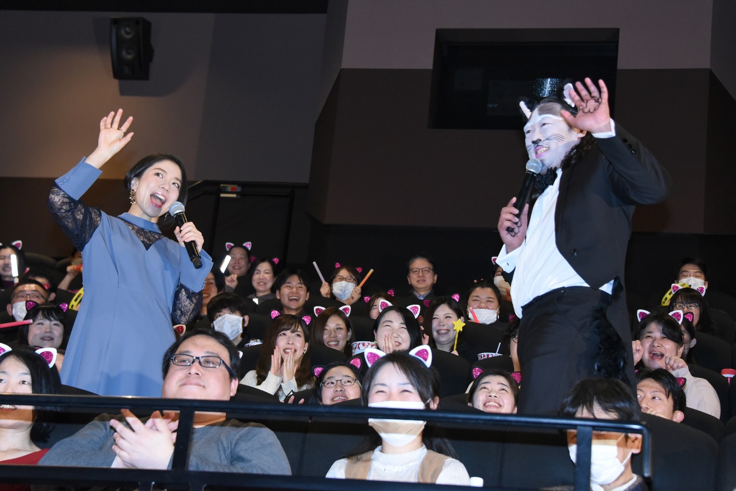 集まったファンとともに「ニャー！」と叫ぶ高橋あず美（左）、ロバート秋山（右）。