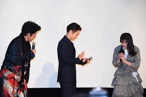 商業映画デビューを祝福される小西桜子（右）。