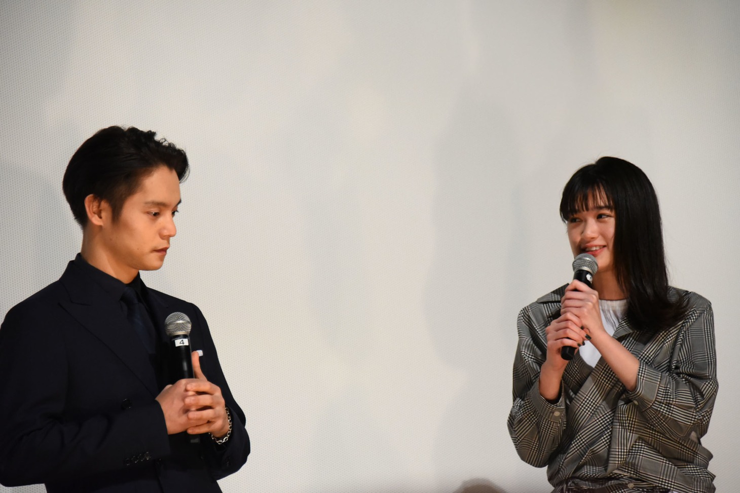 左から窪田正孝、小西桜子。