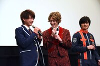 小宮璃央（左）に声をかける伊藤あさひ（中央）。