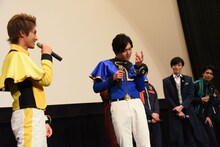 ルパンブルーの名乗りを実演する木原瑠生（左）と水石亜飛夢（中央）。