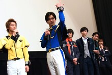 ルパンブルーの名乗りを実演する木原瑠生（左）と水石亜飛夢（中央）。