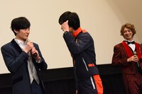 手の動きを確認する結木滉星（中央）。