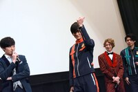 ルパンブルーの名乗りを実演する濱正悟（左）と結木滉星（中央）。