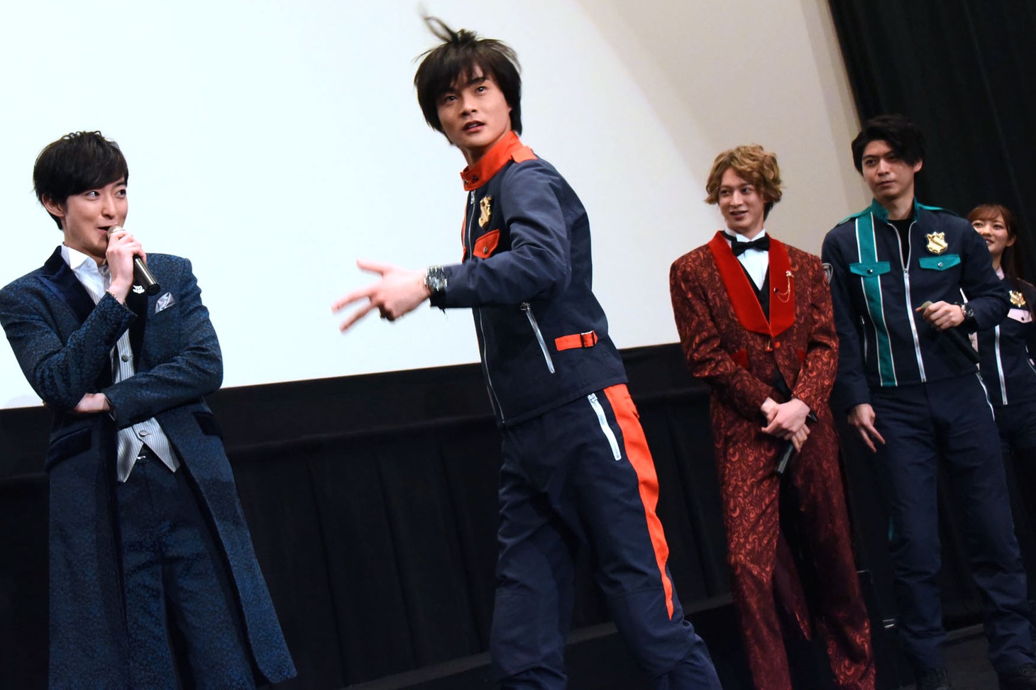ルパンブルーの名乗りを実演する濱正悟（左）と結木滉星（中央）。