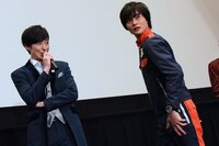 ルパンブルーの名乗りを実演する濱正悟（左）と結木滉星（中央）。