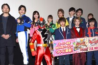 前列左からリュウソウレッド、小宮璃央、伊藤あさひ、結木滉星。後列左から山口恭平、水石亜飛夢、工藤美桜、新條由芽、木原瑠生、濱正悟、横山涼、奥山かずさ。