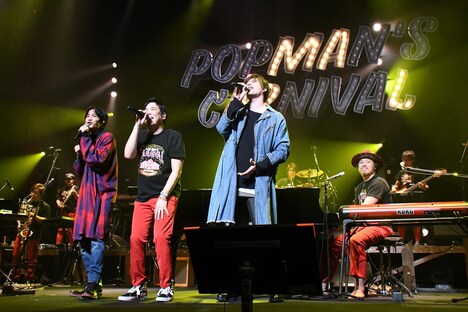 スキマスイッチのライブの様子。