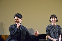 撮影中カメラマンに押されたエピソードを披露する妻夫木聡（左）。