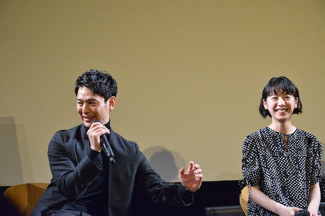 撮影中カメラマンに押されたエピソードを披露する妻夫木聡（左）。