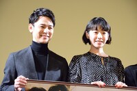 左から妻夫木聡、夏帆。