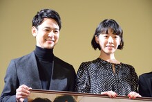 左から妻夫木聡、夏帆。