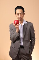 北村有起哉扮する上遠野透。原作「美食探偵－明智五郎－」東村アキコ（集英社「ココハナ」連載） (c)東村アキコ／集英社