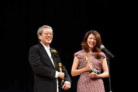 左から荒井晴彦、瀧内公美。