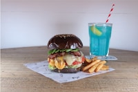 「SPECIAL BLACK BURGER & BLUE SKY LEMON SODA」セット（税込2178円）
