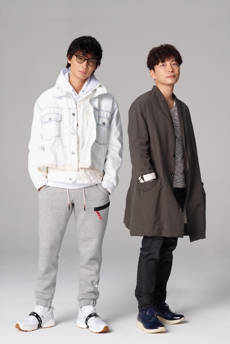 左から伊吹藍役の綾野剛、志摩一未役の星野源。