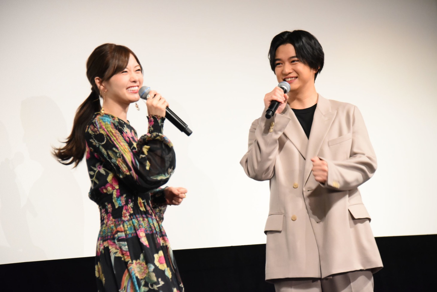 左から白石麻衣、千葉雄大。