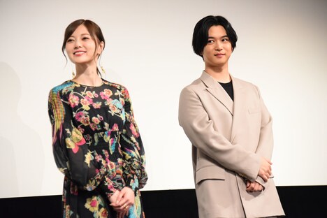 左から白石麻衣、千葉雄大。