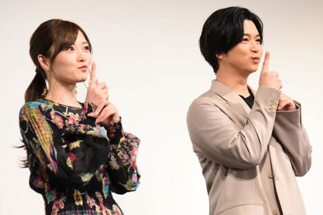 「どろん」の掛け声でイベントを締める白石麻衣（左）と千葉雄大（右）。