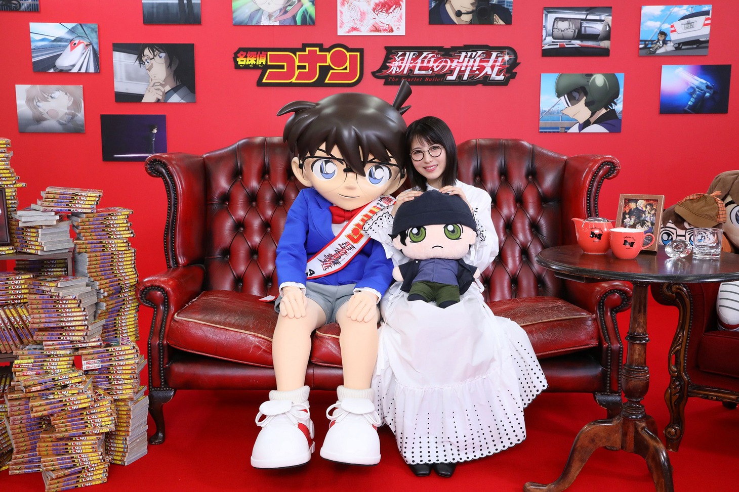 左から江戸川コナン、浜辺美波。