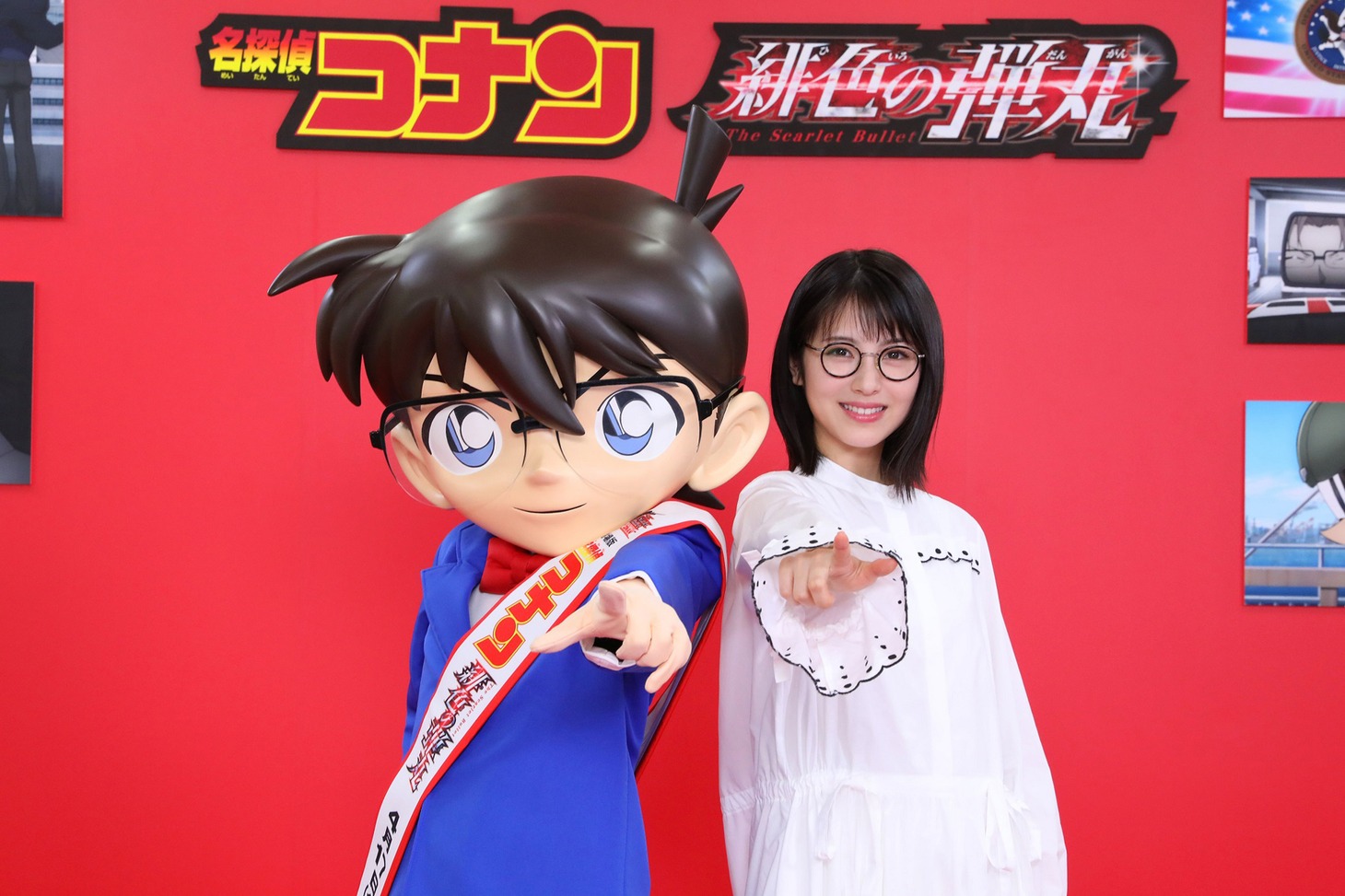 左から江戸川コナン、浜辺美波。