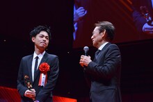 左から成田凌、周防正行。