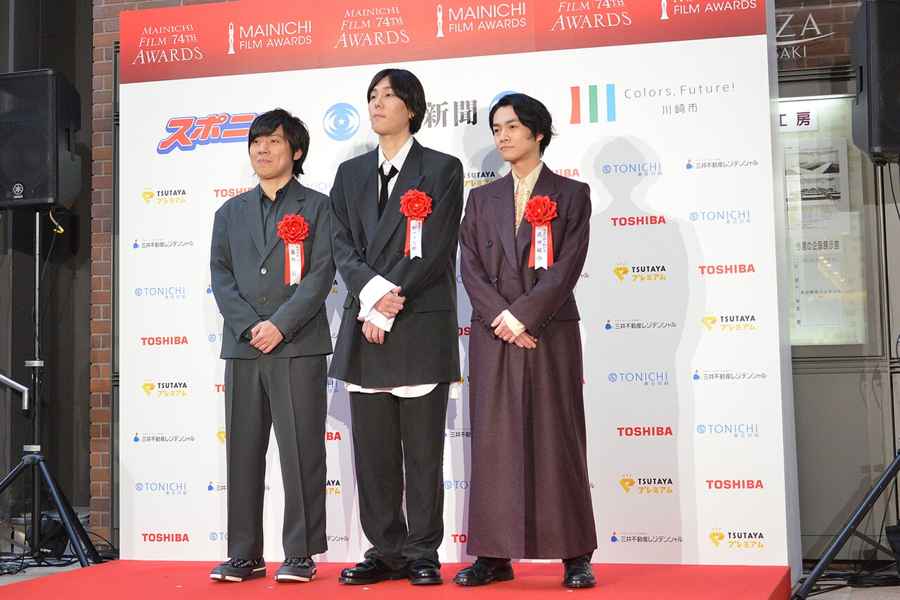 左から桑原彰、野田洋次郎、武田祐介（RADWIMPS）。