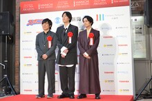 左から桑原彰、野田洋次郎、武田祐介（RADWIMPS）。