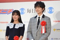 左から関水渚、鈴鹿央士。