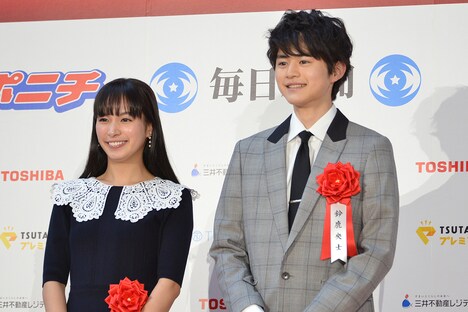 左から関水渚、鈴鹿央士。