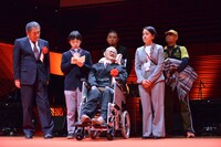 伊勢真一（左端）と遠藤滋（中央）、遠藤の介助者たち。