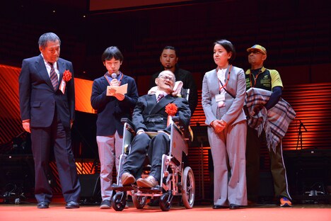 伊勢真一(左端)と遠藤滋(中央)、遠藤の介助者たち。