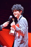 司会の求めに応じ、“かかってこいや！”とポーズ付きで口にする鈴鹿央士。