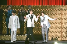 左から塩野瑛久、片寄涼太、飯島寛騎。