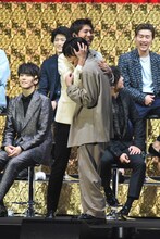 吉野北人（中央右）を抱きしめる片寄涼太（中央左）。