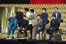 片寄涼太（中央左）をバックハグする吉野北人（中央右）。