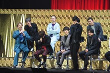 川村壱馬を見守るキャストたち。