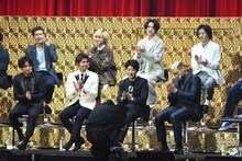 照れて小さくなる川村壱馬（中央）。