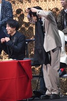 エプロンがうまく外せない吉野北人。