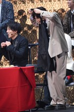 エプロンを脱ごうとする吉野北人（右）。