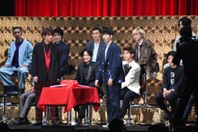 「たたいてかぶってジャンケンポン」に挑戦する板垣瑞生と長谷川慎。