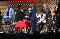 “たたいてかぶってじゃんけんぽん対決”の様子。